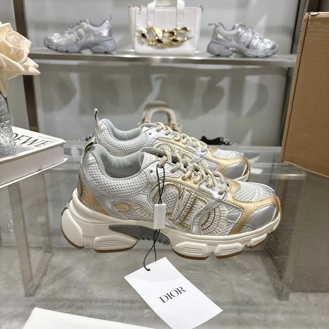 👟👟Ex-factory price 560👟👟 This Dior Chrono sneaker is a new product of the 2024 autumn ready-to-wear series, reinterpreting running shoes with Dior's high-end style. White mesh fabric is paired with nude and silver-toned laminated leather-effect panels, as well as CD logos on the sides, a star patch on the tongue and a Dior logo on the heel. Featuring tri-color laces, a lightweight sole and star embellishments for a casual look all year round. ✅Size: 35-40 ✅Packaging: With counter packaging and Dior outer box